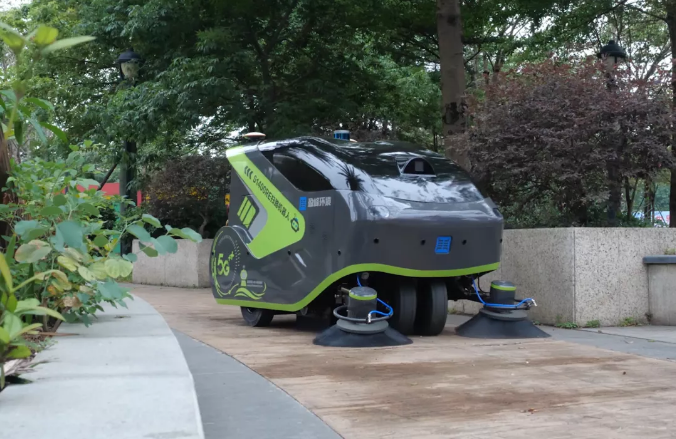 710公海寰宇环境5G环卫机器人亮相2021中国创新创业成果交易会